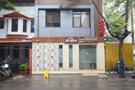 Hotel Sea Breeze Отели рядом с достопримечательностью «Madh Island»