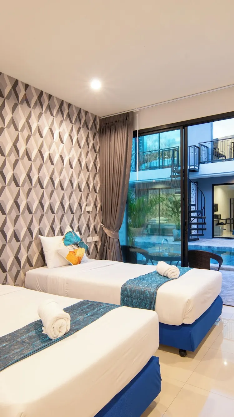 ห้องสุพีเรียร์เตียงใหญ่หรือเตียงแฝดสามารถมองเห็นวิวสระว่ายน้ำ