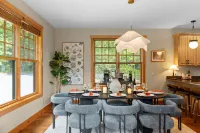 Luxury Chalet, Firepit, Sauna, Pet Friendly, 5 mins to Windham Mtn resort