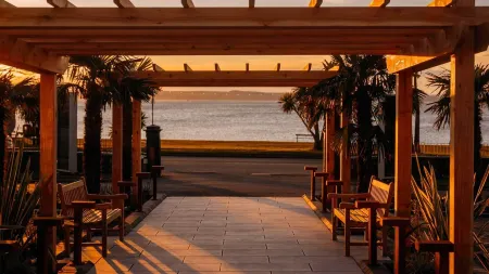 Brisbane House Hotel Отели в г. Ларгс