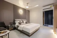 CVR'S HOTEL GLASS BIRD Các khách sạn ở Krishna