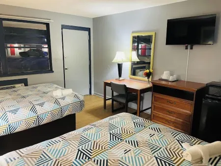 Regent Motel Отели рядом с достопримечательностью «Charm's Personal Care Home»