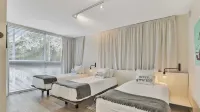 Beach Haus Key Biscayne Contemporary Apartments - balcony