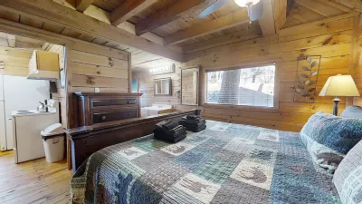 Adelaide's Den 2 Bedroom Cabin by Redawning