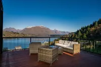 A Luckie Charm - 5-Bedroom Townhouse with Spectacular View Hoteles en Queenstown Hill