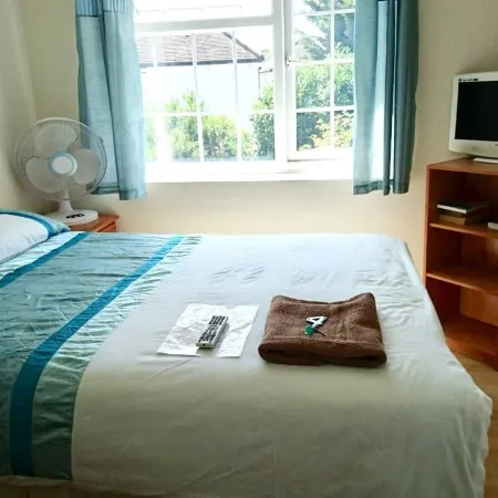 Double with Shared Bathroom Sleeps 1-2 Located 5 Minutes from Heathrow Dsbyr