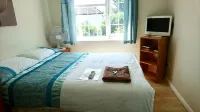 Room in Guest Room - Double with Shared Bathroom Sleeps 1-2 Located 5 Minutes from Heathrow Dsbyr