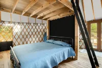 Riverside Haven - Hot Tub, WiFi, Grill, Stylish Yurt Hotels in Hardy County