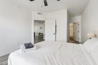 Luxurious Retreat - WiFi, Walkable, Pool, Newly Built Hotels in Glendale