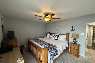 Lakefront condo with community amenities, private balcony, washer/dryer, & AC