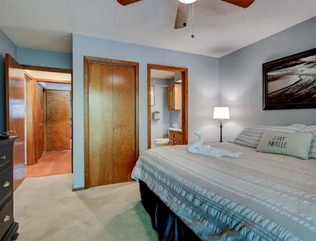 Red Bird Retreat/8DRB, Mt Harbor 2/2 Fully Stocked Next to Pool hosted by LOVR