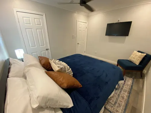 HubCityJewel-KingBed-Fenced Yard-LAX-SoFi-Disneyland