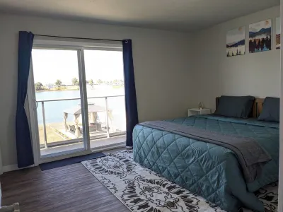 Peaceful Lakefront Getaway : Private Dock & Views!