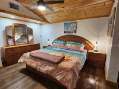 Shadow's Oasis, Tropical Cozy 2/2 w/ Pool, Sundeck & Fishing in your own space!