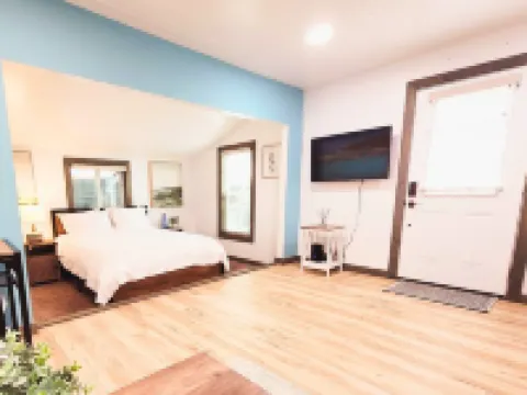 Cozy Studio Cottage with Harbor View/Spacious Full Kitchen & Pet Friendly