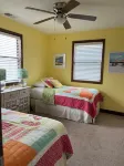 Charming 3-bedroom house with outdoor space & steps to the beach! - バルコニー