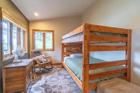 LongView- For Families/Friends! Sleeps 12! Отели рядом с достопримечательностью «оз. Спраг»