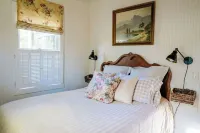 Charming 2-bedroom cottage in a wooded setting sitting high above Chauga River