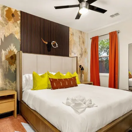 Heated Pool, MiniGolf, Karaoke, Game Room, Spa, 2mi to DT - SoCo Cowgirl