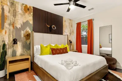 Heated Pool, MiniGolf, Karaoke, Game Room, Spa, 2mi to DT - SoCo Cowgirl