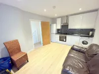 2-Bedroom House in South London - Sutton Hotels near Cheam Park