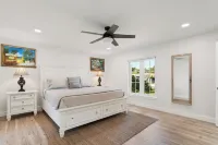 Charming, Fully Renovated  3bd/2bth house in awesome Vero Beach. Dogs welcome!