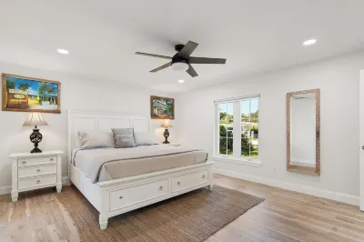Charming, Fully Renovated  3bd/2bth house in awesome Vero Beach. Dogs welcome!
