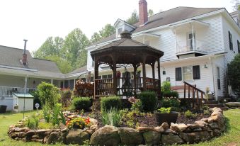The Sautee Inn Bed & Breakfast