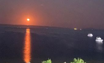 3-Bed Apartment with Sea View Sleeps 6