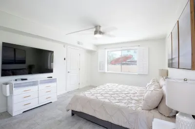 Beautiful 1st floor poolside 2-bedroom condo 5 min walk to Old Town Scottsdale..