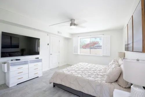 Beautiful 1st floor poolside 2-bedroom condo 5 min walk to Old Town Scottsdale..