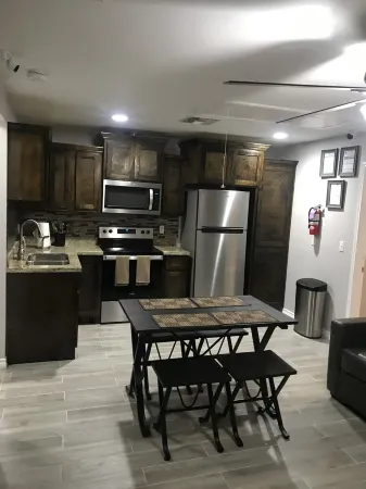 1 Queen / 4 twins/ sleeps 6