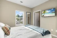 Elegant 1BR/1BA Condo with Pool, Gym and Laundry