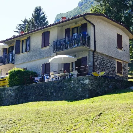 Directly on the lake with panoramic views