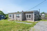 A Beautiful Waterfront 2BDR Home in Protected and Picturesque, Herring Cove NS. - Bungalows