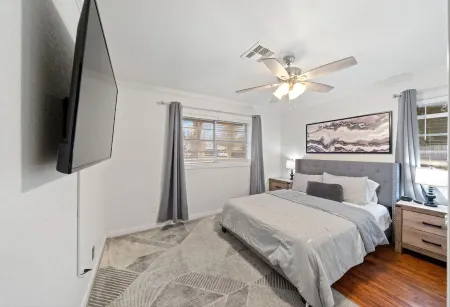 Texas City Palace: 6 beds, Pool-sleeps 12+