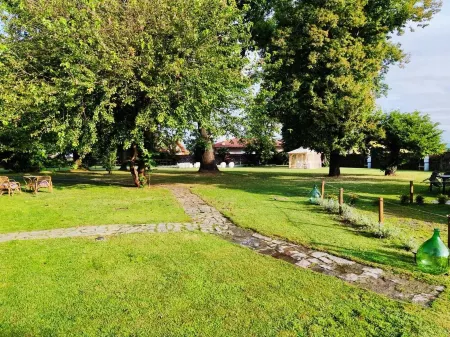 Intera Villa Storica di Charme con Piscina e Parco Отели в г. Vaprio D'agogna