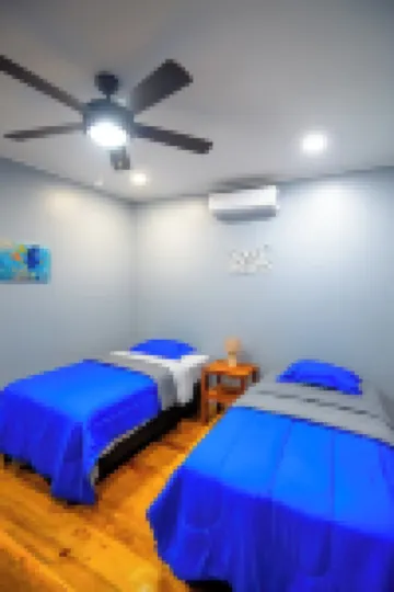 Charming 2-bedroom, 3 beds apartment, AC, WiFi ,free parking in lovely West End 酒店