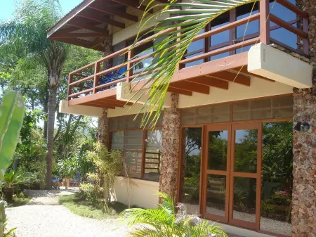 CASA LINDA VISTA / WALK To BEACH & SURFING / PEACEFUL & PRIVATE / SLEEPS 2 to 8
