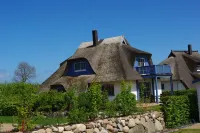 Family-friendly house under thatch for 6 people + 1 child, pets allowed Campingplatz Pommernland 주변 호텔