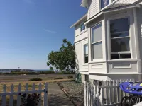 Amazing sunset in front of historic house Hotels in Blaine