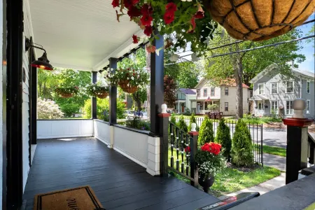 Historic Flat Minutes Away from Saratoga Track