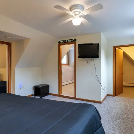 Spacious 1 Bedroom Apt w/King Bed Full Kitchen & Bathroom