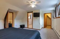 Spacious 1 Bedroom Apt w/King Bed Full Kitchen & Bathroom