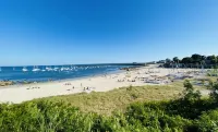 Duplex with terrace overlooking the bay and the large beach 20m away