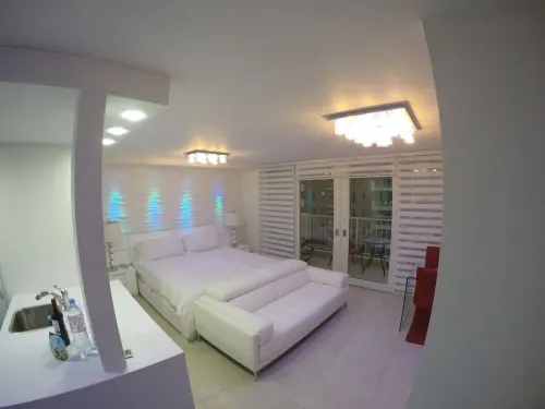 NEW - LUXURIOUS MODERN STUDIO - STEPS TO THE BEACH, RESTAURANTS AND HOTELS