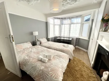 Modern home with parking + large garden Отели рядом с достопримечательностью «Crystal Palace Museum»