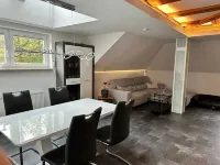 Luxus-dachgeschoos Ferienwohnung Parkblick mit Dachterrasse , Kamin , 2 SZ Hotels in Bad Elster