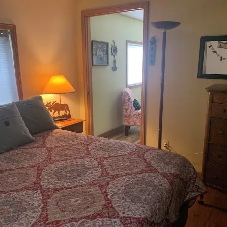 New to VRBO. Lakefront, fishing and swim dock.   Cabin fully equipped very comfy