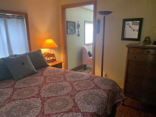 New to VRBO. Lakefront, fishing and swim dock.   Cabin fully equipped very comfy